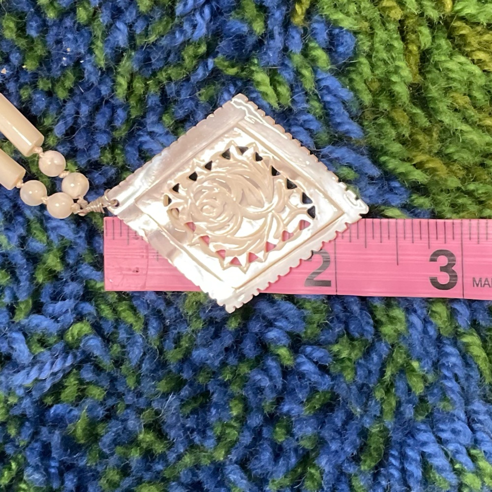 Gorgeous Vintage Carved Mother of Pearl Necklace Rose Pendant - Picture 7 of 9